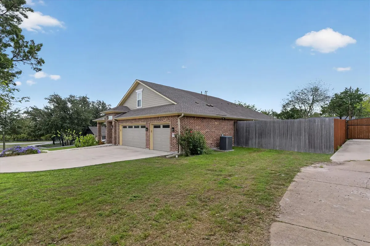 1004 Oakwood DR, Leander, TX 78641