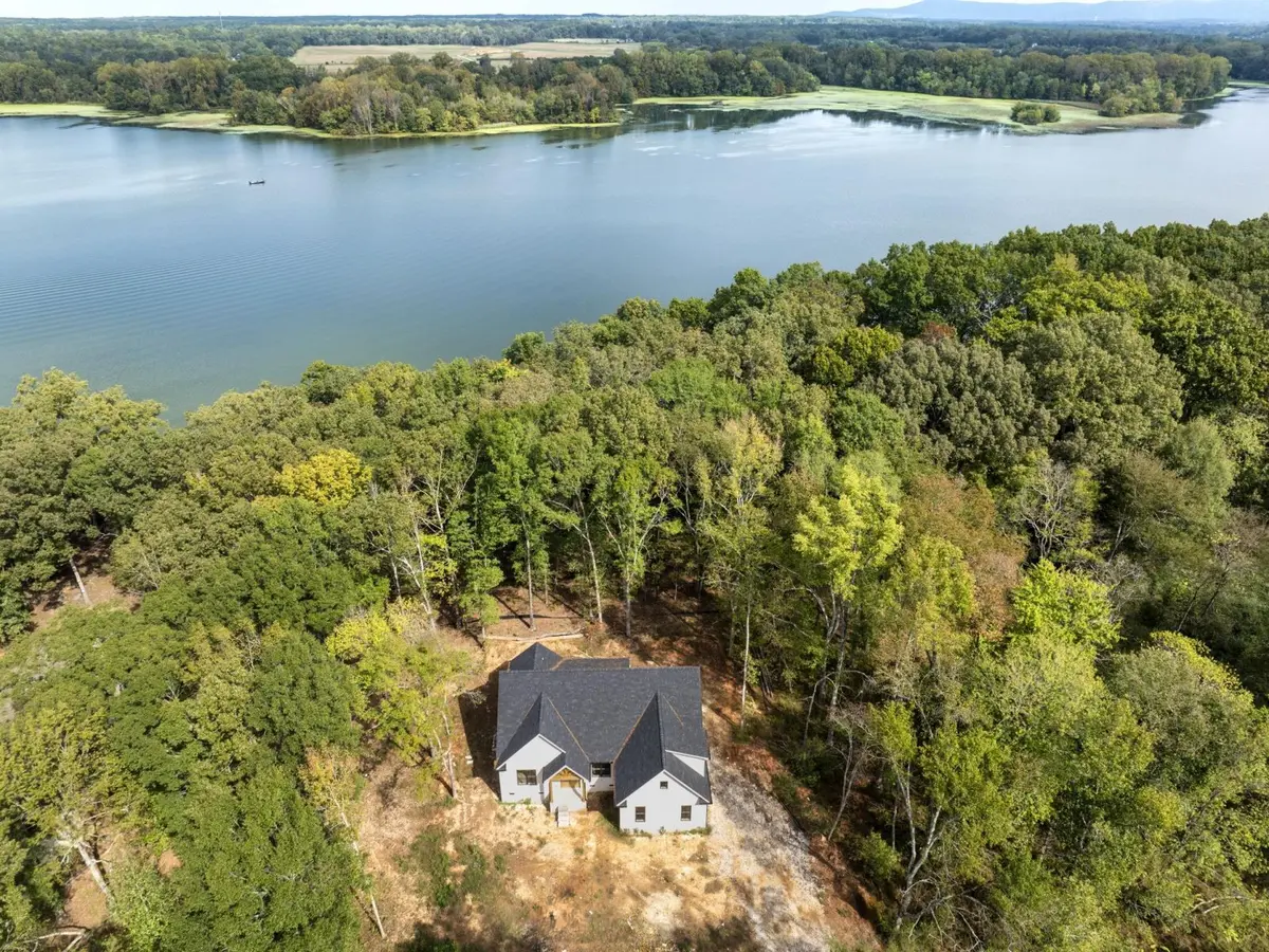 91 Woods Lake Rd, Decherd, TN 37324