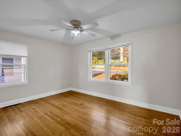824 Willow RD, Hendersonville, NC 28739