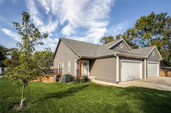 8260 Sunset DR, De Soto, KS 66018