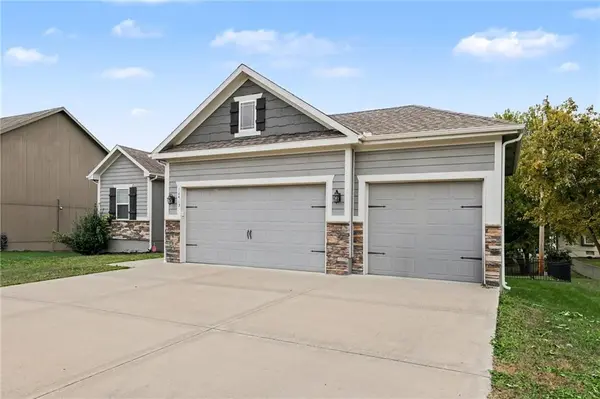 12419 Live Oak CIR, Peculiar, MO 64078