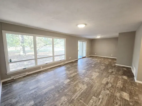 821 Sunshine DR, Aurora, MO 65605
