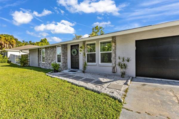 2562 LAKESHORE CIR, Port Charlotte, FL 33952