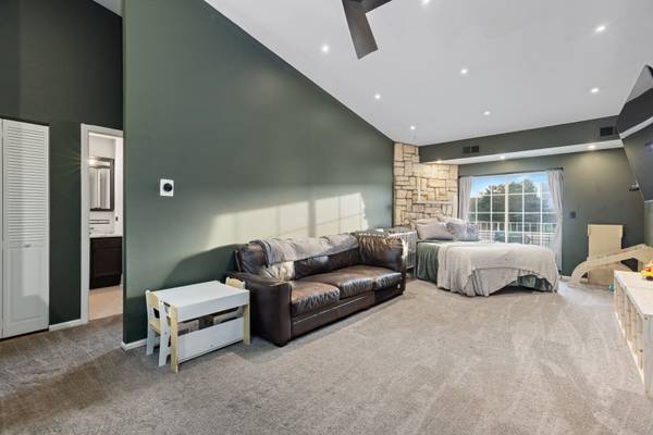 724 N Gary AVE #205, Carol Stream, IL 60188