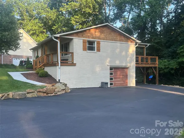 10 Oakwood DR, Weaverville, NC 28787