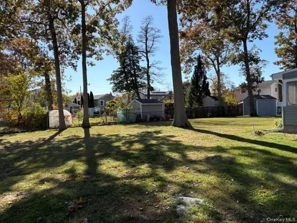 186 Midwood RD, West Babylon, NY 11704