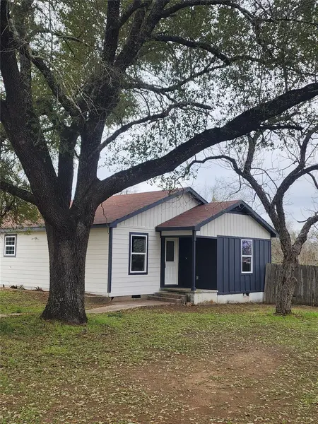 928 E Cameron Ave, Rockdale, TX 76567
