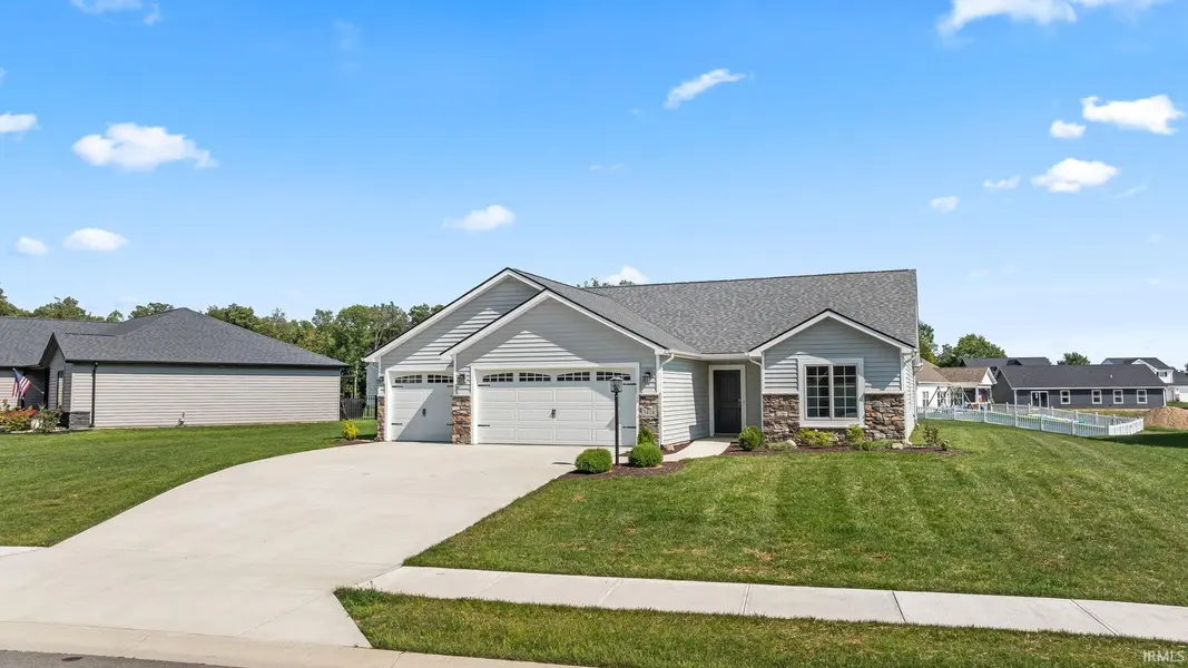 3418 Bruin PASS, Auburn, IN 46706