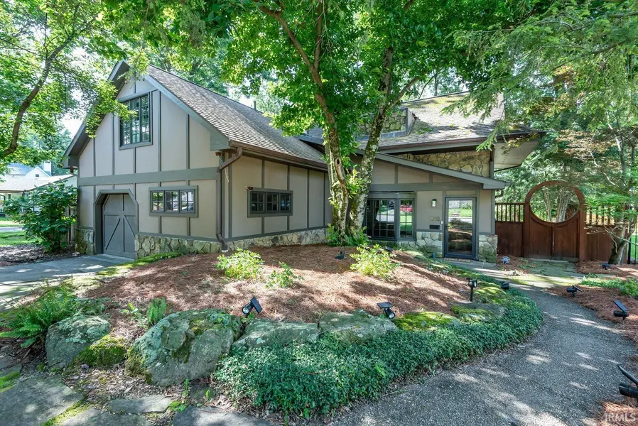 1016 E Maxwell LN, Bloomington, IN 47401-5072