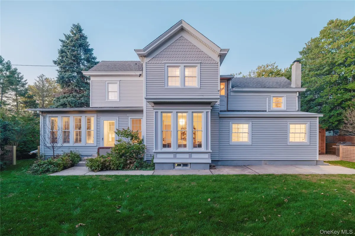 817 Wiggins ST, Greenport, NY 11944