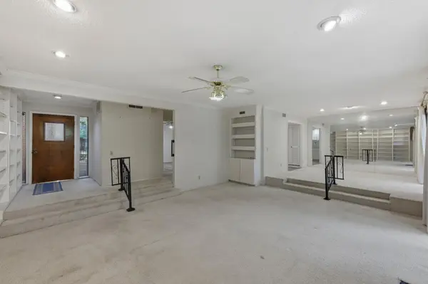 32 Woodstone SQ, Austin, TX 78703