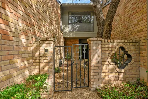 32 Woodstone SQ, Austin, TX 78703