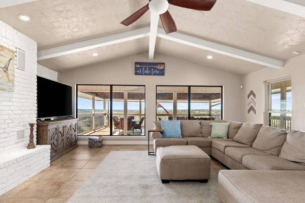 1464 Lakeside DR W, Canyon Lake, TX 78133