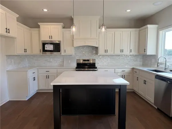 11382 S Emerald ST, Olathe, KS 66061