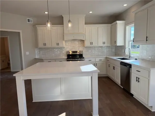 11404 S Emerald ST, Olathe, KS 66061