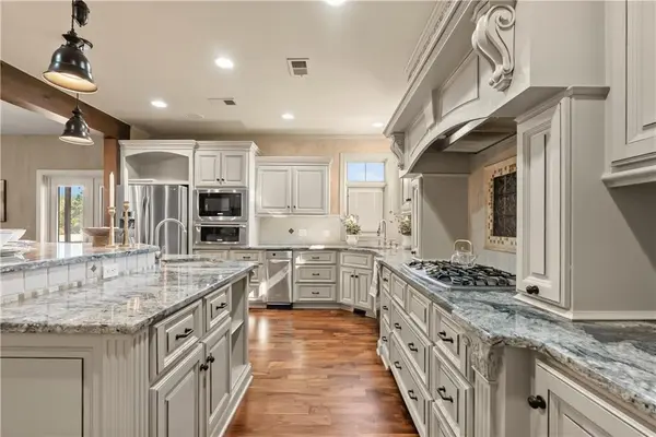 9701 Windsor DR, Lee's Summit, MO 64086