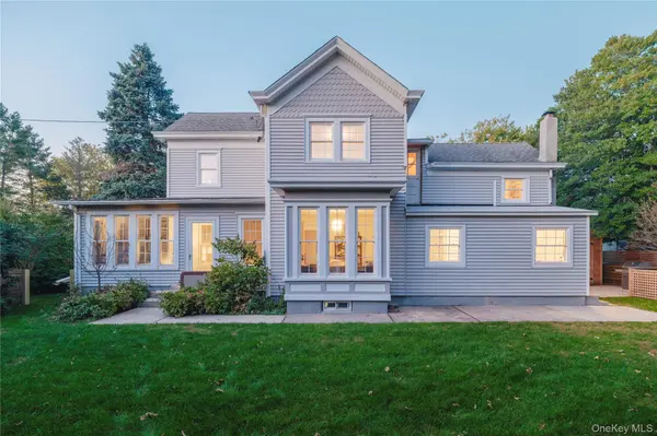 817 Wiggins ST, Greenport, NY 11944