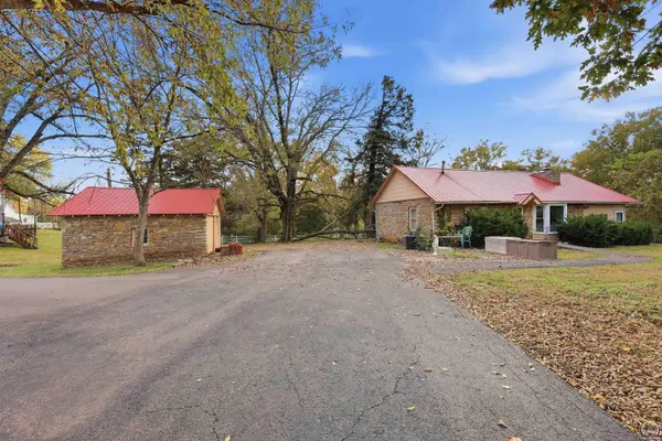 347 SE 93rd St, Wakarusa, KS 66546
