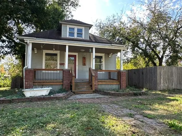 105 E Miami ST, Paola, KS 66071