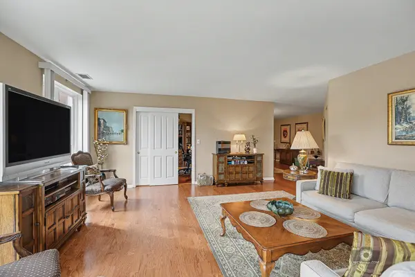 3100 Lexington DR #202, Glenview, IL 60026