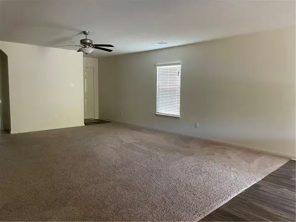 329 Crescent Park DR, Jarrell, TX 76537