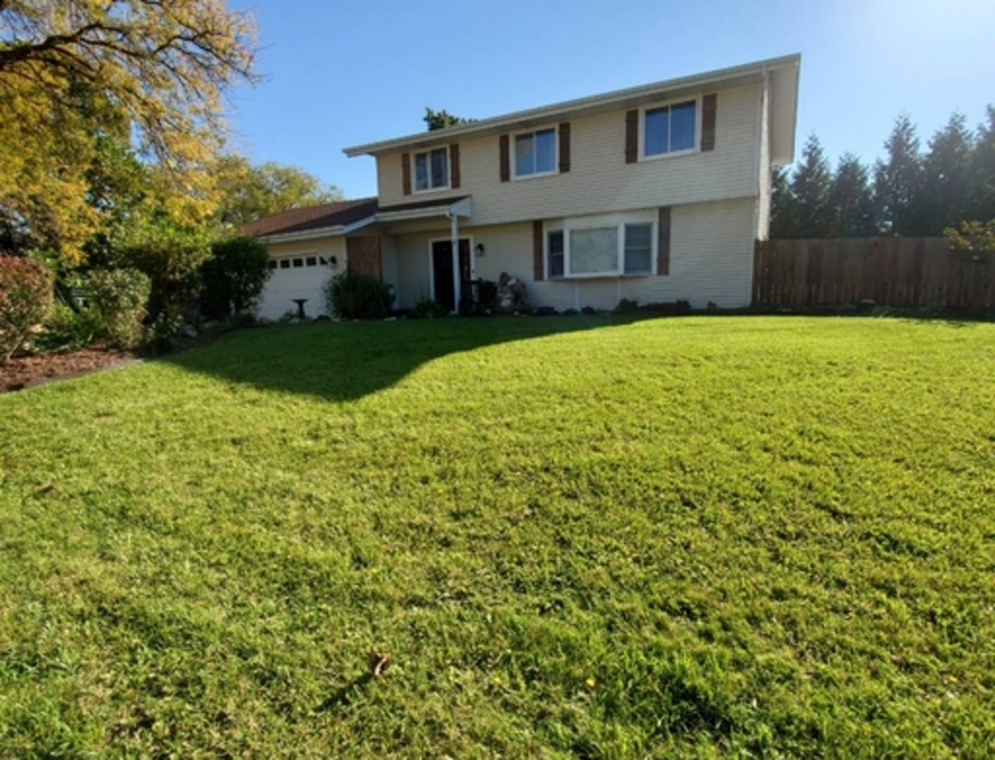 430 Shagbark LN, Lindenhurst, IL 60046