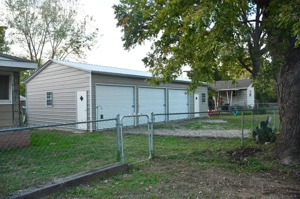 220 N Glenwood ST, Coffeyville, KS 67337