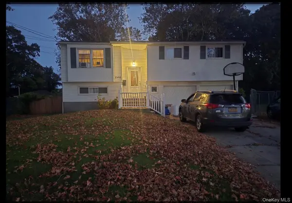 246 Delaware AVE, Bay Shore, NY 11706