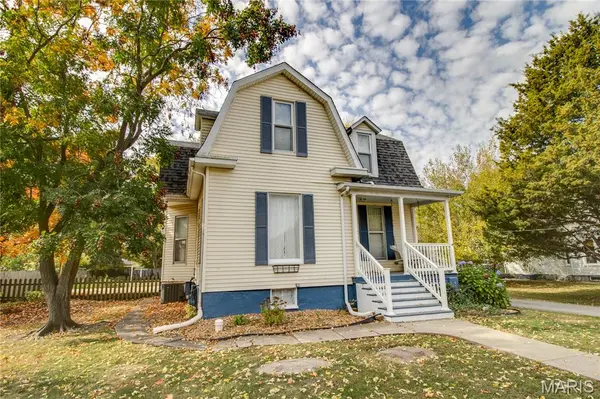 332 N High ST, Carlinville, IL 62626
