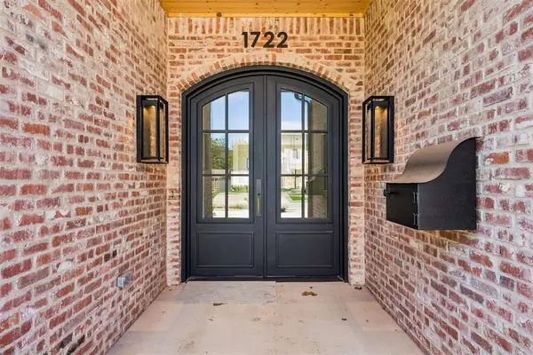 1722 Huntington AVE, Nichols Hills, OK 73116