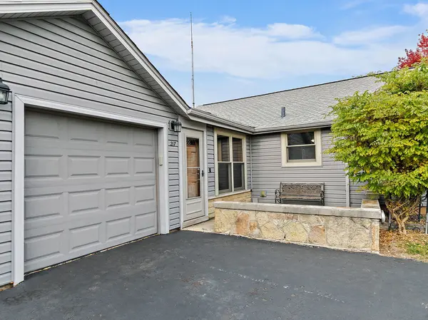 217 Oakleaf RD, Lake In The Hills, IL 60156