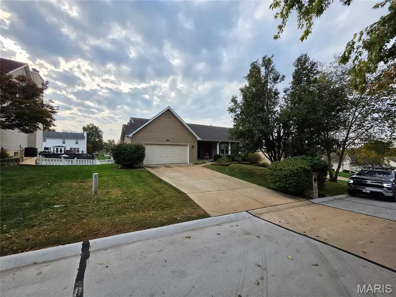 960 Arbor Green DR, St Charles, MO 63304