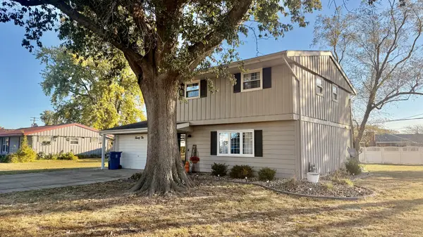 22 Oak Park DR W, Centralia, IL 62801