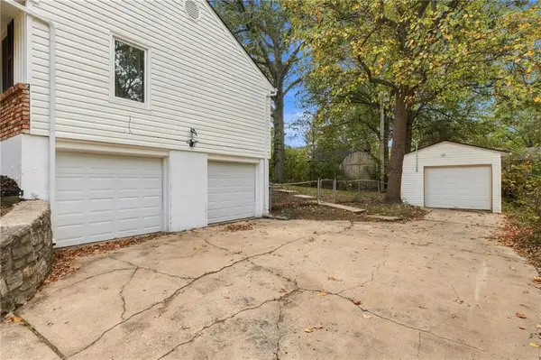 10501 E 82ND ST, Raytown, MO 64138