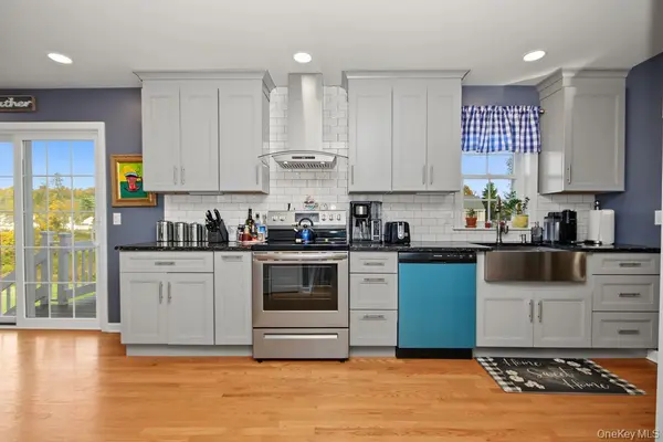 38 Tory LN, Pawling, NY 12564