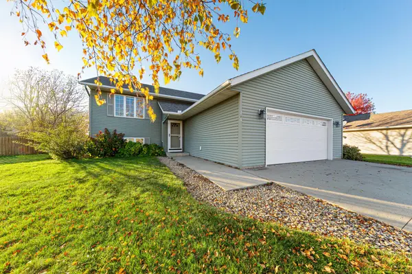 216 Grovebrook CIR, Mankato, MN 56001