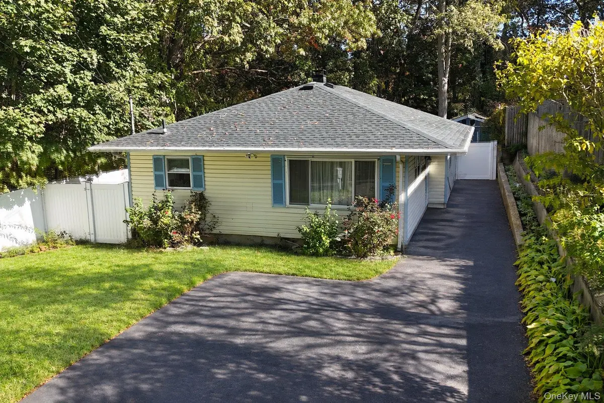 83 Stuyvesant AVE, Mastic, NY 11950