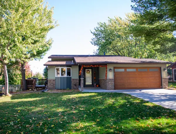 1141 Hillcrest DR, Woodbury, MN 55125