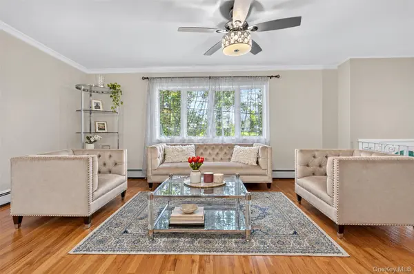 54 Longfellow DR, Kings Park, NY 11754