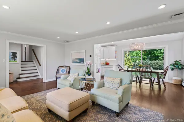 32 Wood LN, Locust Valley, NY 11560
