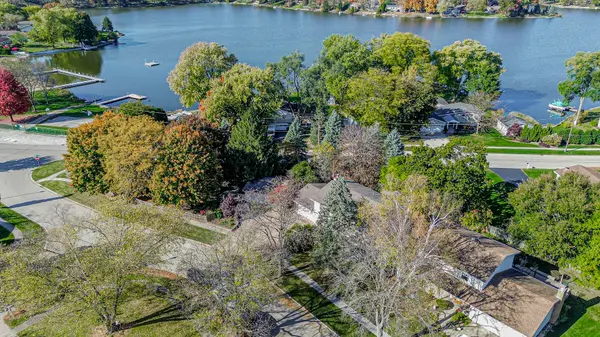218 Londonderry CT, Mundelein, IL 60060
