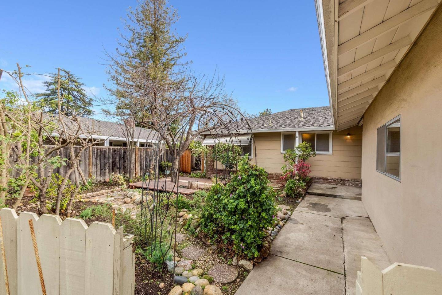 Sunnyvale, CA 94087,1526 Dominion AVE