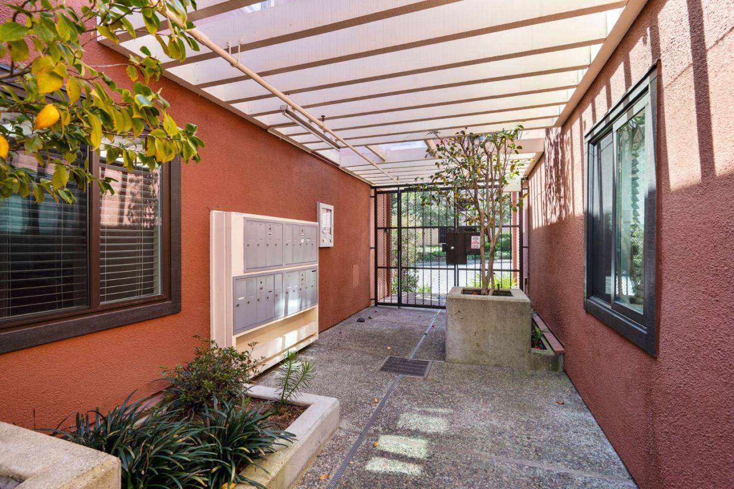 San Carlos, CA 94070,1 Laurel ST 200