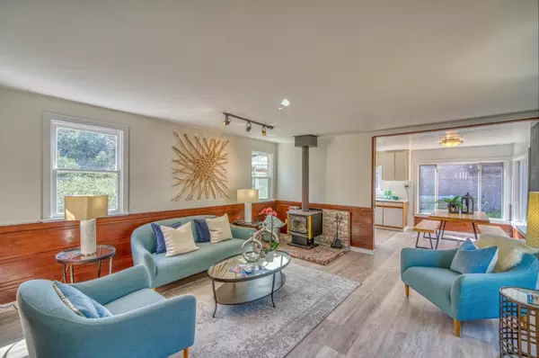 Pacifica, CA 94044,752 Rockaway Beach AVE