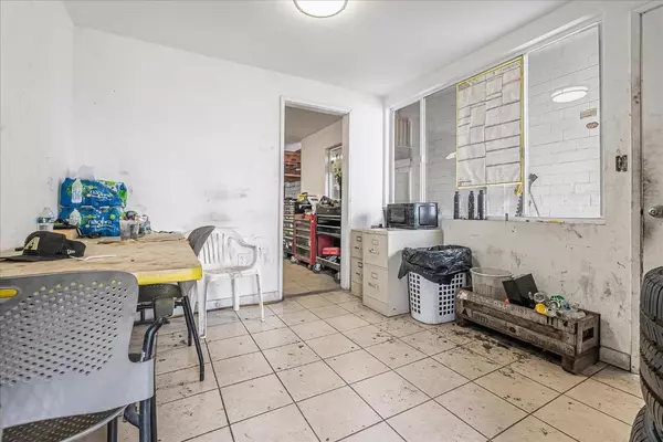 Oakland, CA 94608,3038 Market ST