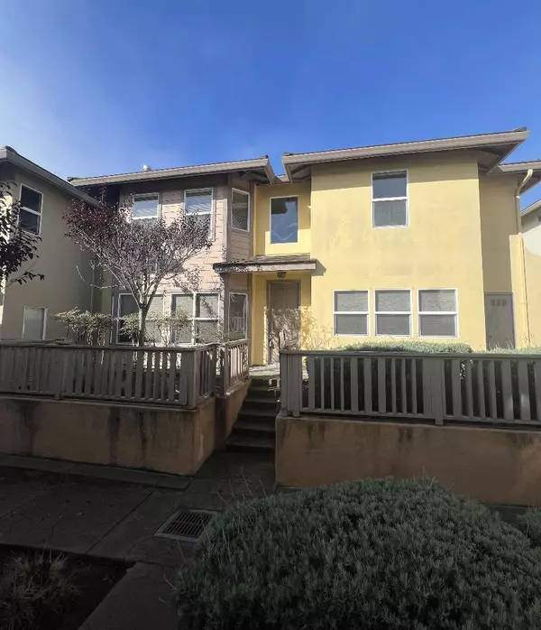 2 Carmel CIR, Marina, CA 93933