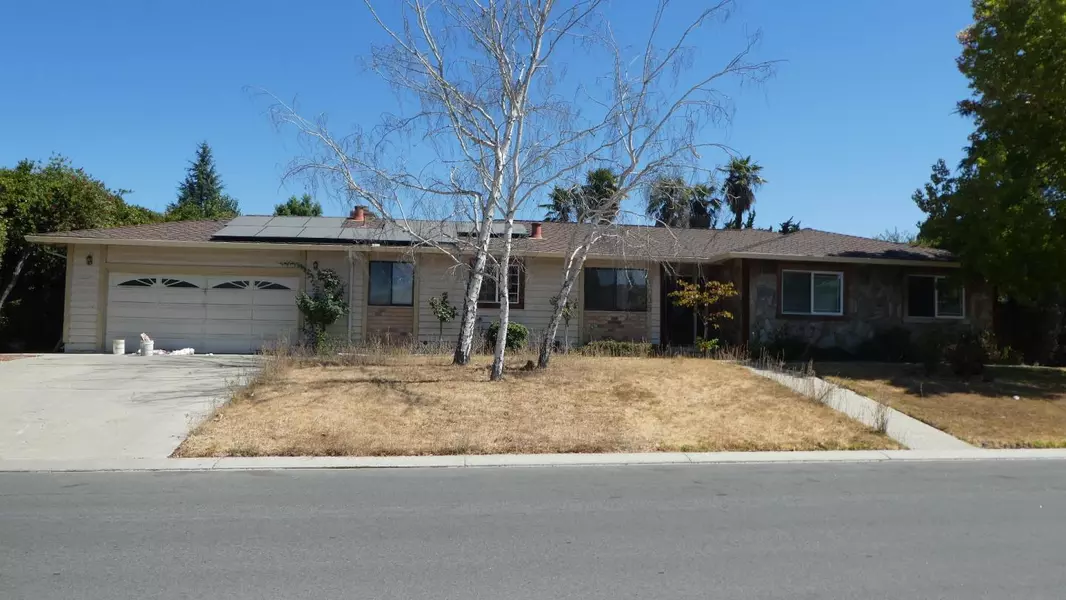 1005 S Ridgemark DR, Hollister, CA 95023