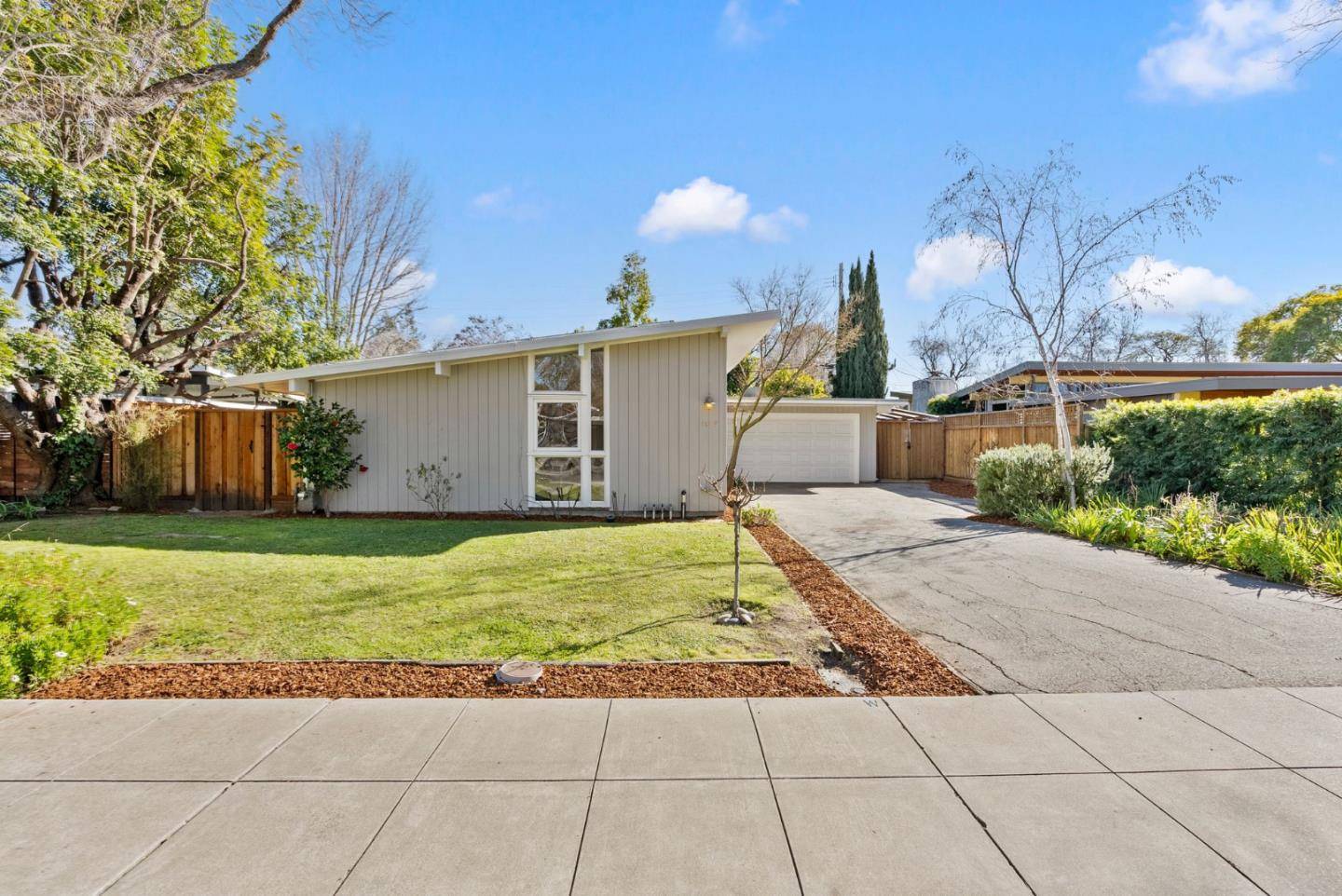 1079 Moffett CIR, Palo Alto, CA 94303