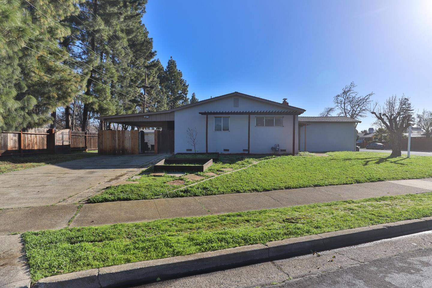 Gilroy, CA 95020,691 Arnold DR