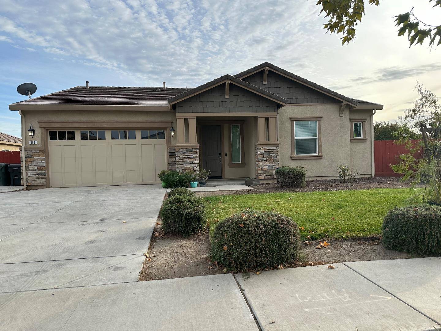 986 W Woodward AVE, Manteca, CA 95337